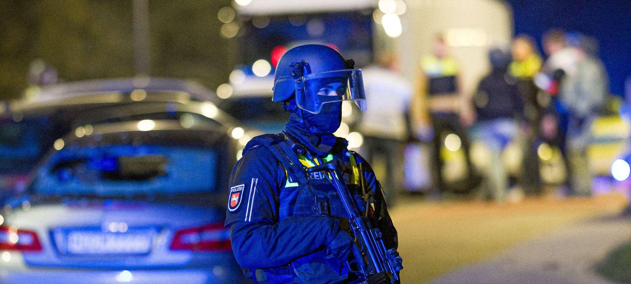 Auto fährt in Menschengruppe in Neustadt am Rübenberge