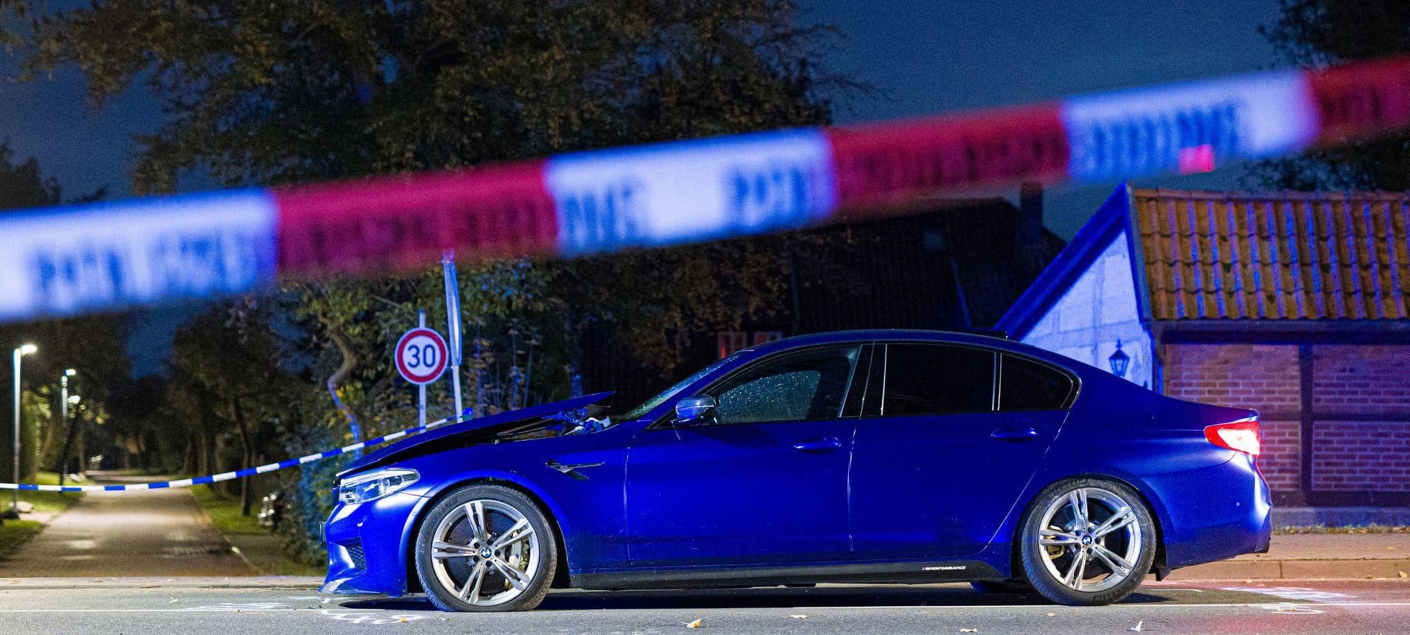 Auto fährt in Menschengruppe in Neustadt am Rübenberge