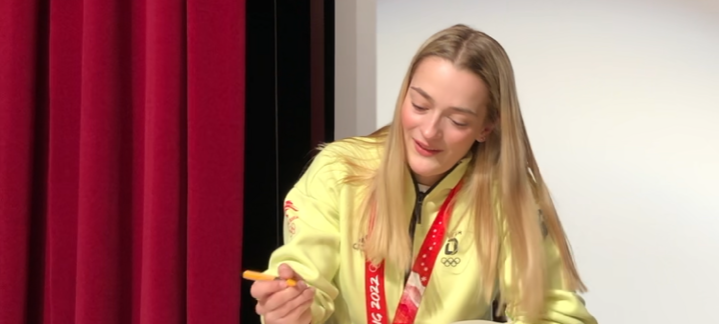 Auch ins goldene Buch der Stadt Schmallenberg durfte sich Hannah Neise eintragen.