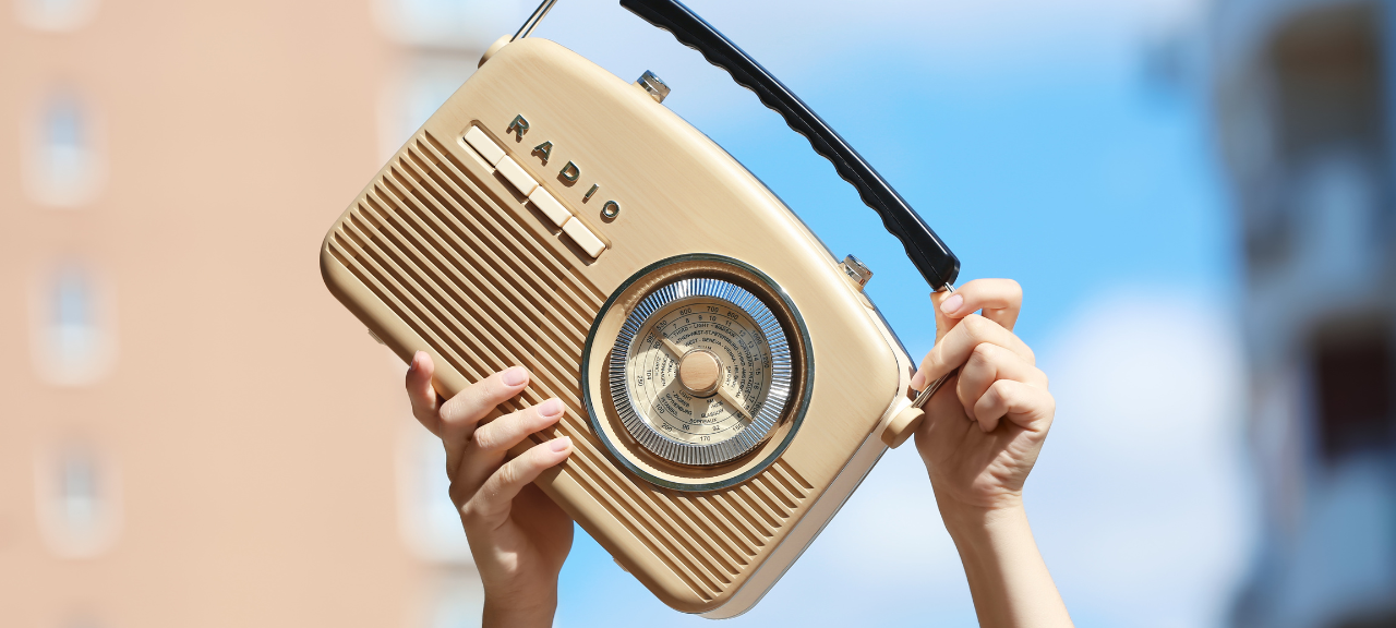 Radio wird in die Luft gehalten