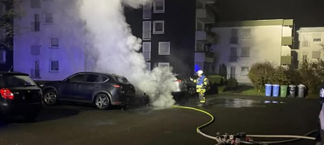 Autos brennen auf Parkplatz in Bigge