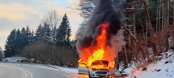 Auto brennt in Sundern-Langscheid aus