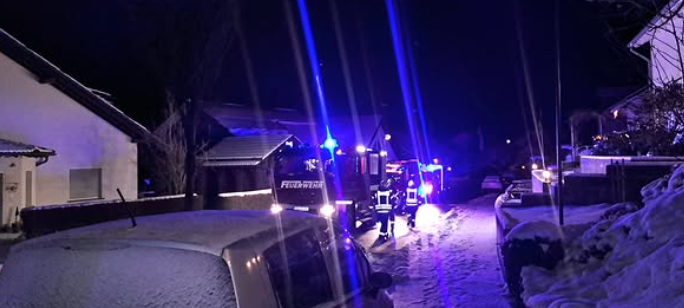 Feuerwehr Sundern löscht brennende Mülltonne