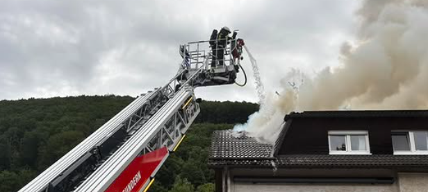 Feuerwehr Sundern löscht Dachstuhlbrand in Hagen