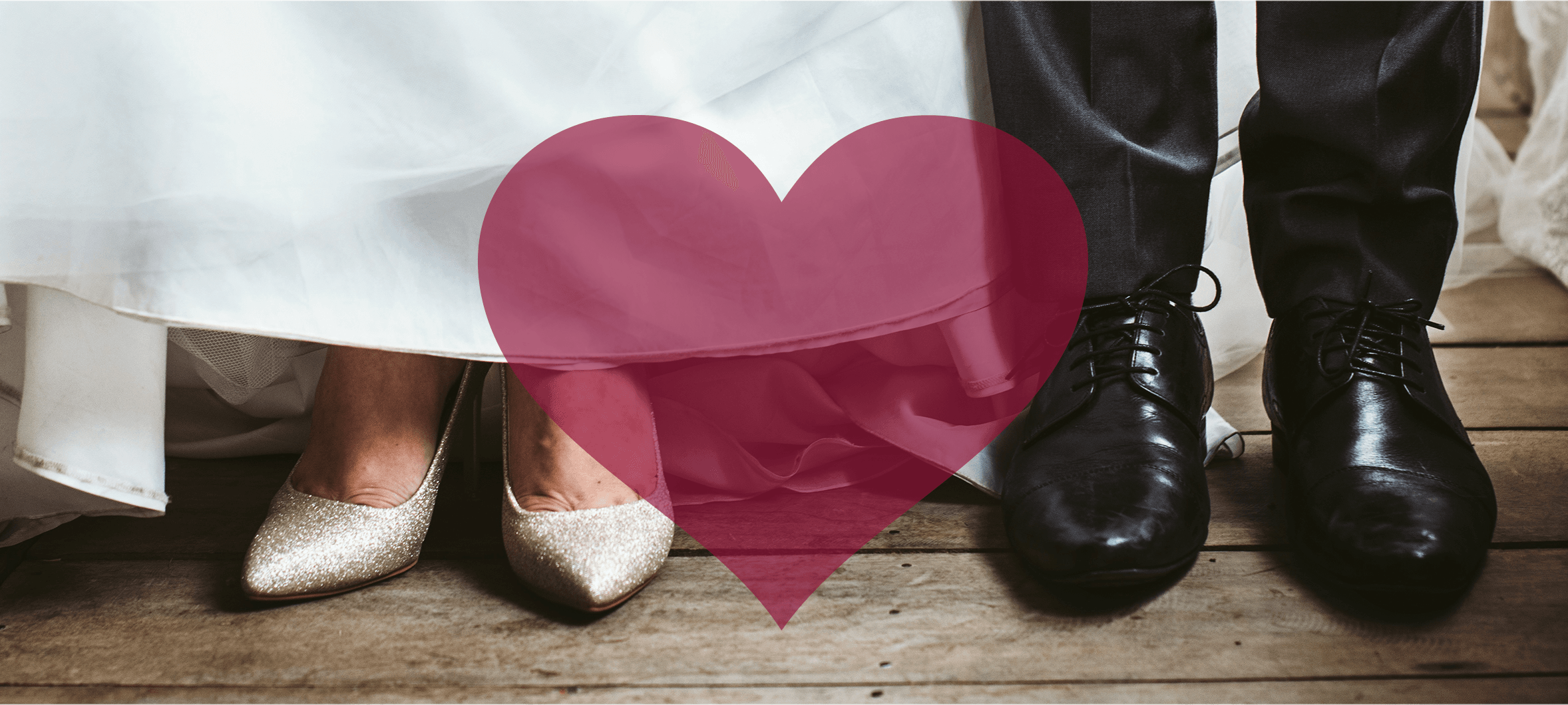 Braut und Bräutigam stehen am Tag der Hochzeit nebeneinander.